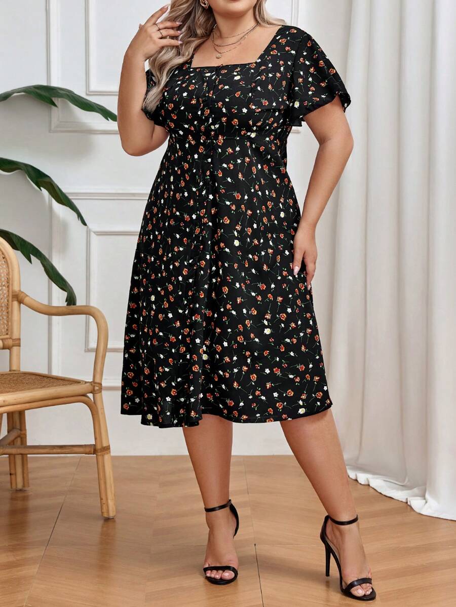 SHEIN Frenchy 夏季假期花卉印花加大碼連衣裙，方領領口，開襟前衣襟和荷葉邊袖子 - 黑色 - 查看 1