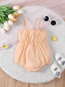 Enterizo con tirantes de decoración de patrón de mariposa en un unicolor para bebé (niña)