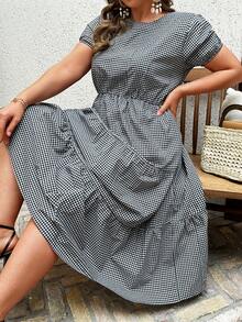 RueChic Kích thước lớn Kỳ nghỉ Rô Xù Hoa Sen Đầm - Đen và trắng - Xem 3