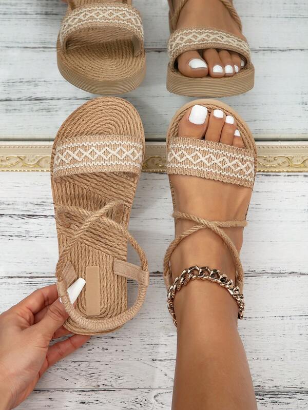 حذاء نسائي ، حذاء صيفي بيج مسطح موضة ، نسيج شبيه بالعشب المنسوج ، صنادل نسائية عارضة ، حذاء نسائي مسطح ، أحذية شاطئية بقاعدة شبيهة بالقش
