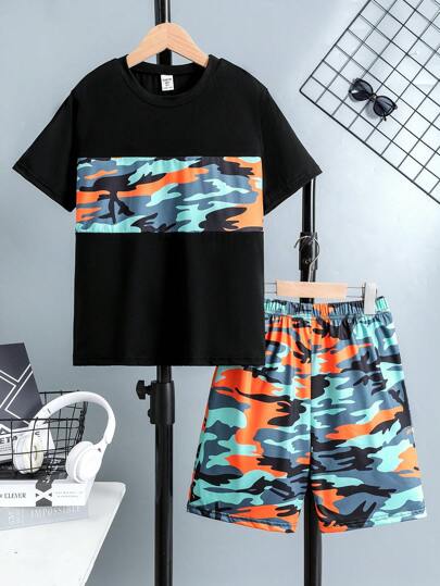 SHEIN 適合10-12歲男童的2件套件休閒迷彩拼接短袖T恤和迷彩印花短褲夏季套裝