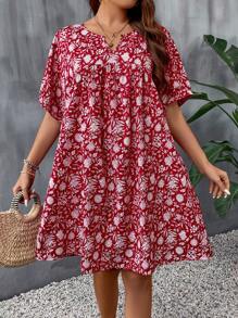 SHEIN Clasi فستان بطبعات زهور فضفاض وبأسلوب كاجوال للمقاسات الكبيرة، ياقة على شكل حرف V مع حافة مقصوصة، للاستخدام في ملابس السنة الجديدة - الأحمر - مشاهدة 3