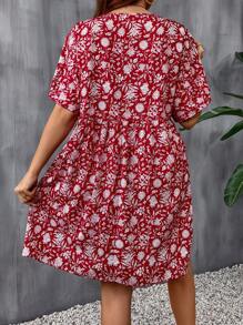 SHEIN Clasi فستان بطبعات زهور فضفاض وبأسلوب كاجوال للمقاسات الكبيرة، ياقة على شكل حرف V مع حافة مقصوصة، للاستخدام في ملابس السنة الجديدة - الأحمر - مشاهدة 2