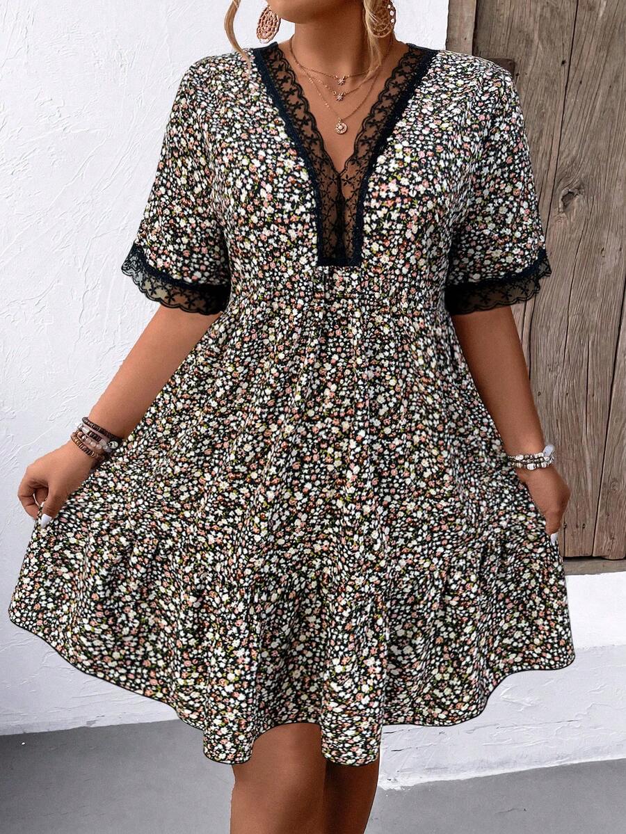 SHEIN Clasi 大尺碼女士夏季度假風格對比網眼小花V領短袖連衣裙 - 黑色 - 查看 1