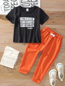 SHEIN CHŁOPIEC Casual Sports College Street Style Uroczy wakacyjny czarny nadruk z literami T-shirt z krótkim rękawem i pomarańczowe spodnie Nadaje się do noszenia na co dzień, do szkoły, podróży, sportu, wiosny i lata