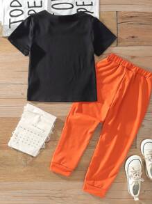 SHEIN CHŁOPIEC Casual Sports College Street Style Uroczy wakacyjny czarny nadruk z literami T-shirt z krótkim rękawem i pomarańczowe spodnie Nadaje się do noszenia na co dzień, do szkoły, podróży, sportu, wiosny i lata