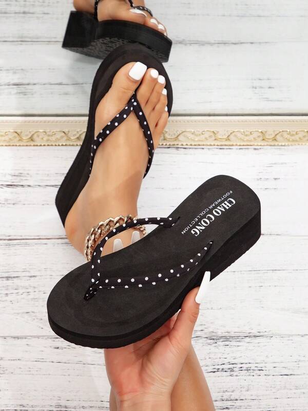 صنادل نسائية عصرية بتصميم أنيق باللونين الأبيض والأسود ونمط النقاط الصغيرة، بحزام رفيع ، كعب مثلث ونعل سميك للشاطئ والمناسبات الكاجوال