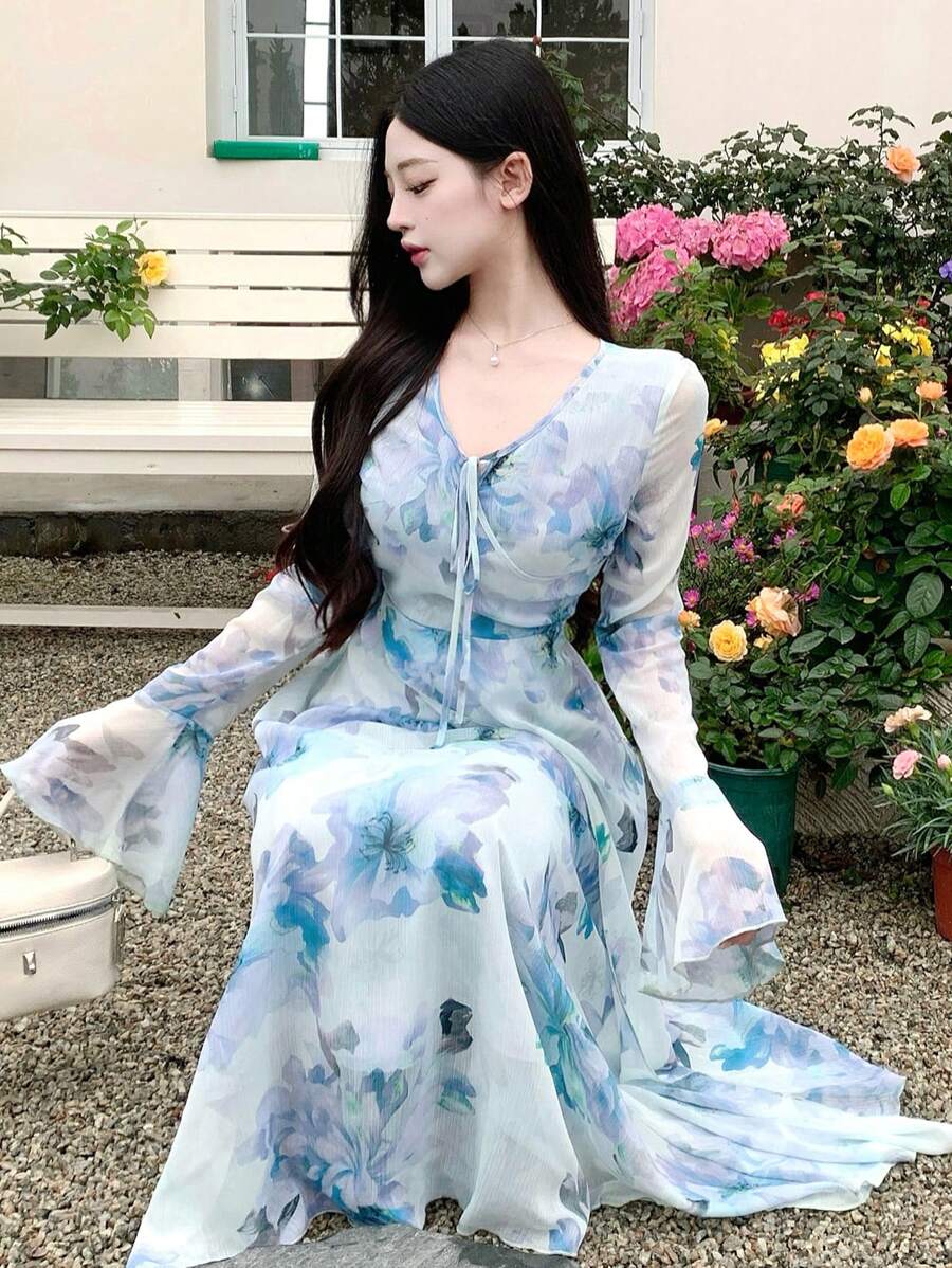 DAZY 女士V领印花长袖雪纺连衣裙，腰部系带，荷叶边，秋季度假装扮，女士复活节长裙 - 藍色 - 查看 1