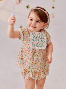 SHEIN Dziewczynki Elegancki Ditsy Floral Printed Ruffled Front Panel Krótki Rękaw Top I Szorty Zestaw W Stylu Wiejskim - Wielokolorowe - Zobacz 1