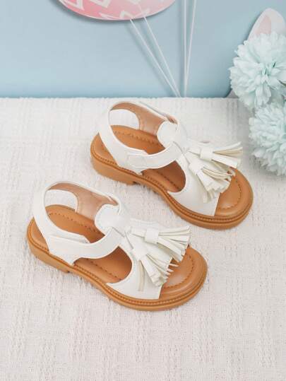 1双女童流苏花朵装饰平底白色凉鞋，PU材质，魔术贴搭扣