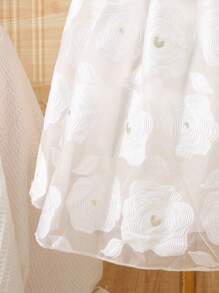 SHEIN Bộ 2 món Cô Gái Trẻ Tuyệt Đẹp Họa Tiết Hoa Áo Tay Phồng Và Váy Lưới Eo Co Giãn - trắng - Xem 5