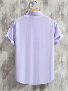 Manfinity Mode قميص ذو أكمام قصيرة وياقة تشيرت وأزرار أمامية بلون سادة - الأرجواني - مشاهدة 2