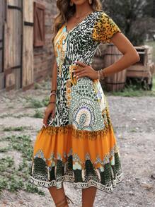 SHEIN LUNE 女款V領印花假日連衣短裙，配以荷葉邊修飾，休閒短袖連衣裙