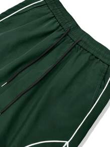 Claim Dot Men's Loose Cargo Pants With Letter Patch And Contrast Piping Design, Flap Pockets On The Sides - Dark Green - View 5
