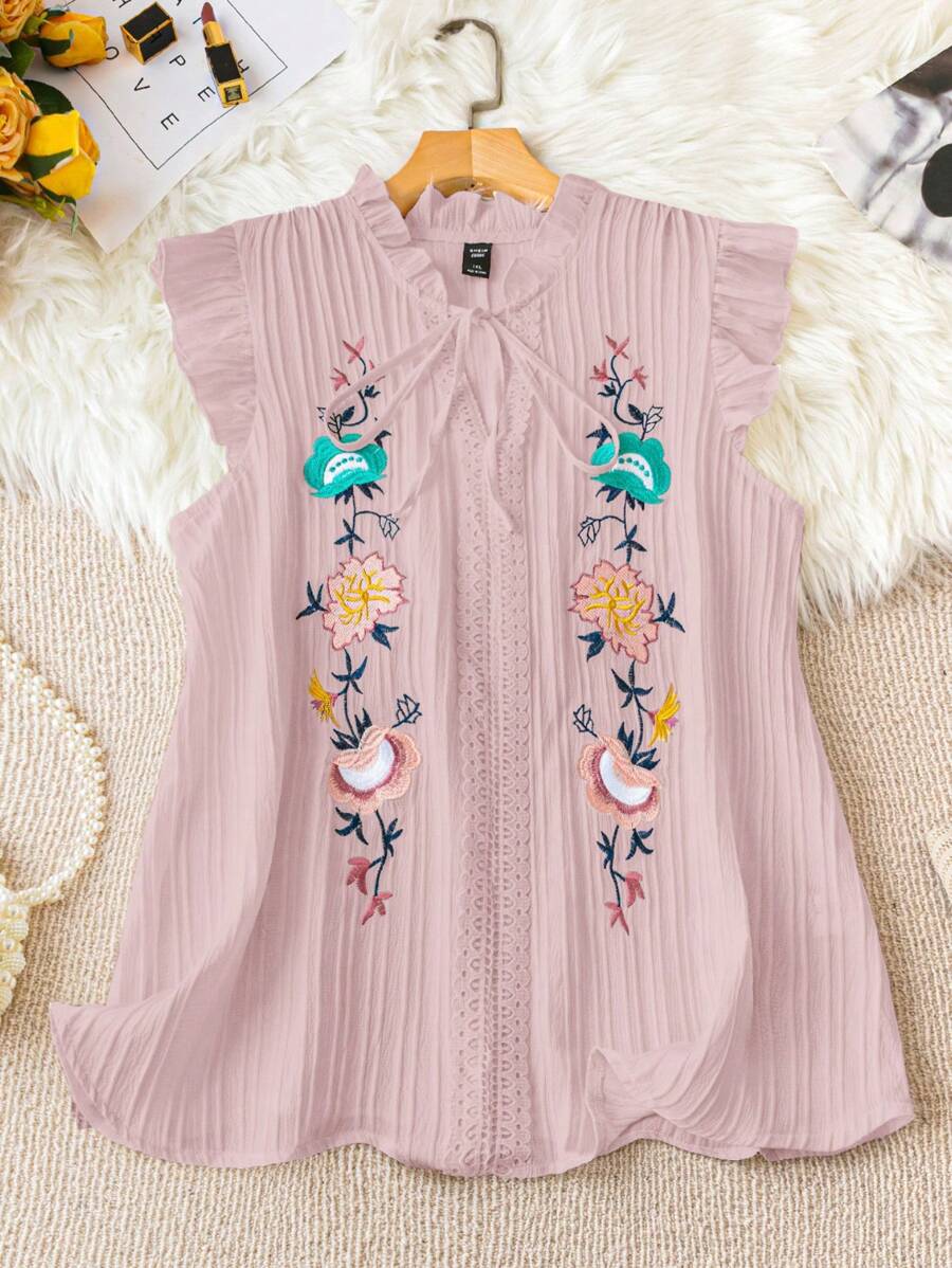 SHEIN Holidaya 大码女式春夏花朵刺绣荷叶边系带领盖袖衬衫 - 粉色 - 查看 1