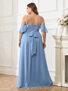 SHEIN Belle Vestido de dama de honor de talla grande de chifón con hombro descubierto, banda de cintura fruncida delantera, abertura alta y entrepierna baja - Neblina azul - Ver 2