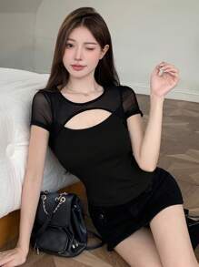 DAZY Camiseta de manga corta con contraste de malla y recorte hueco, ideal para fiestas y vuelta al colegio, tops de verano, tops cortos para mujeres