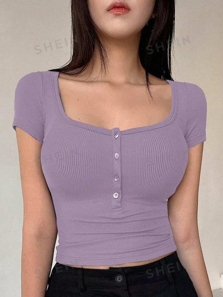 DAZY T shirt estiva a manica corta slim per donna di colore tinta unita con bottoni e design a buchie SHEIN ITALIA