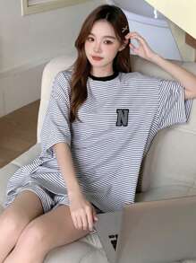 DAZY 女性毛巾繡字裝飾條紋寬鬆家居服套裝，包括上衣和短褲 - 黑與白 - 查看 1