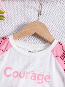 SHEIN Conjunto de pijama cómodo informal y lindo para niña joven con patrón de dibujos animados en la parte superior de manga raglán corta y shorts
