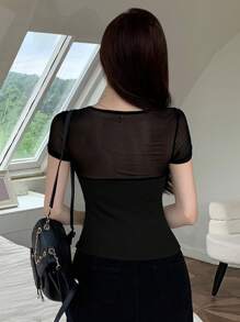 DAZY Camiseta de manga corta con contraste de malla y recorte hueco, ideal para fiestas y vuelta al colegio, tops de verano, tops cortos para mujeres