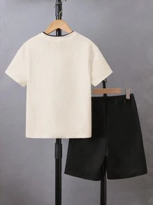 SHEIN 2入組男童休閒字母壓花圓領短袖T恤和短褲套裝 - 杏色 - 查看 2
