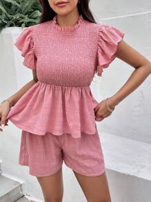 SHEIN Essnce Conjunto casual de dos piezas para mujer con blusa plisada de tejido liso color rosa loto y shorts sueltos de tejido liso - Rosa vieja - Ver 2