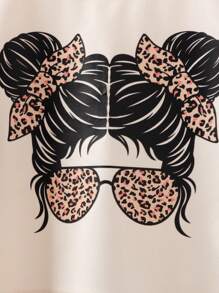 SHEIN 2 件套年轻女孩豹纹人物图案短袖 T 恤和松紧腰裤，舒适度假装