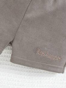 Conjunto moderno de camiseta y shorts de streetwear para bebé niño con tejido de textura de moda y material especial gris con letra bordada - Multicolor - Ver 3