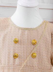 Vestido blanco de niña joven con detalles de corte y botones dorados, además de bolsa circular, verano - Albaricoque - Ver 7