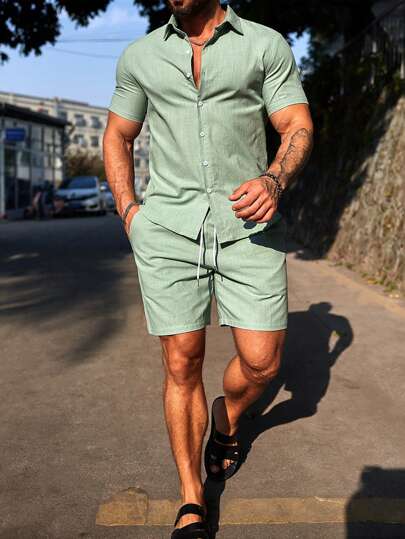 Manfinity Homme Conjunto de salida con camisa de manga corta de unicolor y pantalones cortos lisos para hombre