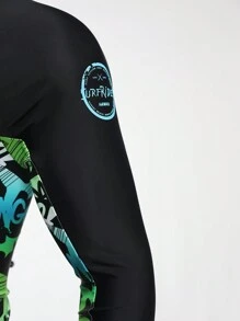 Manfinity Camiseta de lycra de surf para vacaciones en la playa con estampado aleatorio para hombres