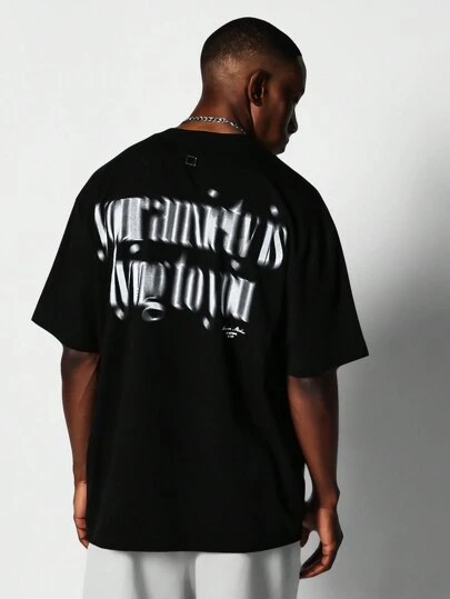 SUMWON 常规款式短袖 T 恤，正面和背面有图案印花