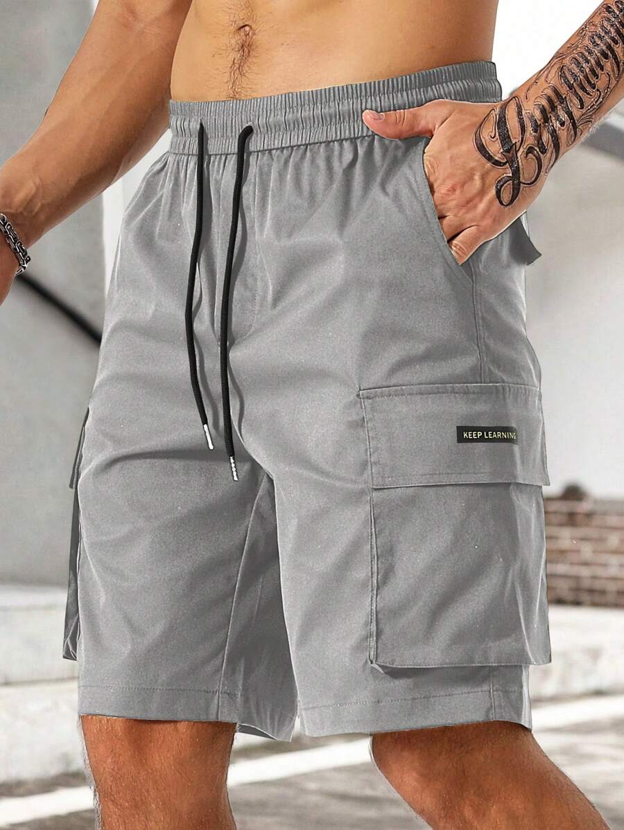 Manfinity Homme Shorts de carga para hombres con cintura ajustable y cordón, bolsillos amplios con solapa y diseño gráfico de eslogan