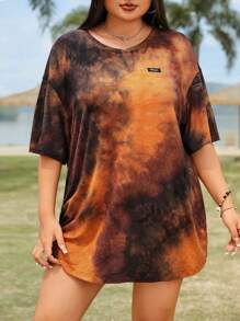 SHEIN EZwear Damska koszulka z nadrukiem w stylu patchworkowym Alphabet Plus Size z luźną dzianiną w stylu tie-dye, okrągłym dekoltem i opadającymi ramionami, na lato - Wielokolorowe - Zobacz 3