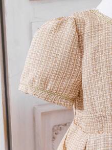 Vestido blanco de niña joven con detalles de corte y botones dorados, además de bolsa circular, verano - Albaricoque - Ver 3