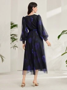 Modelyn Đầm dài Sheer cổ chữ V in hoa với phong cách thanh tao - Màu tím - Xem 2