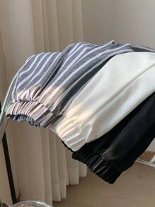SHEIN 3 Stücke/set Junge Jungen Lässig Sportlicher Streetstyle Süße Ferien Weiße Bequeme Shorts, Gestreifte Shorts Und Schwarze Shorts, Geeignet Für Den Täglichen Gebrauch, Schulen, Reisen, Sport Im Frühling Und Sommer