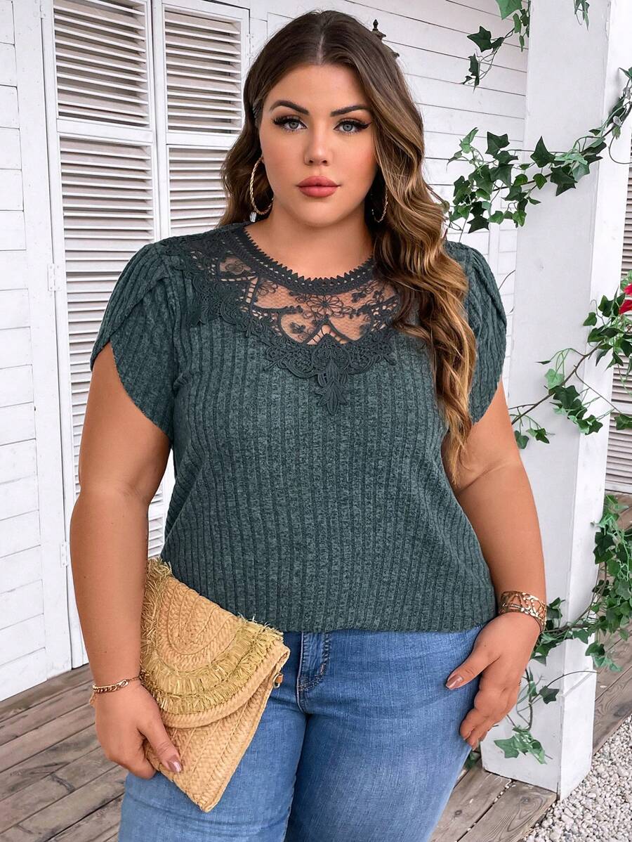 SHEIN CURVE+ 大尺碼純色圓領肋編邊蕾絲拼接短袖T卹，適用於夏季 - 綠色 - 查看 1