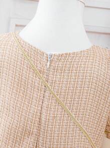 Vestido blanco de niña joven con detalles de corte y botones dorados, además de bolsa circular, verano - Albaricoque - Ver 8
