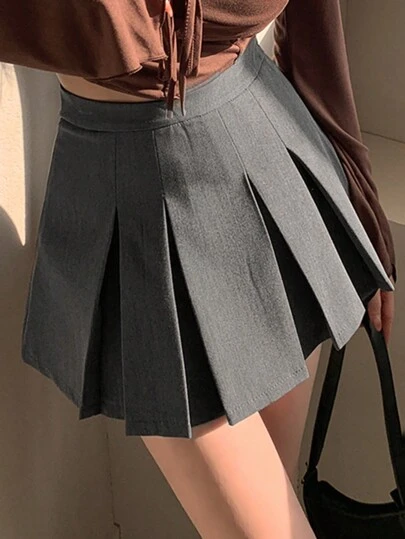 DAZY 女性休閒大學風純色百褶短裙短褲