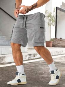 Manfinity Homme Shorts de carga para hombres con cintura ajustable y cordón, bolsillos amplios con solapa y diseño gráfico de eslogan