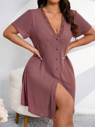 Vestido de dormir/pijama plus size com detalhes em renda e textura canelada.