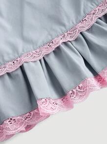 SHEIN MOD 夏季款式套裝，包括有彈性腰圍A字型喇叭褶裙和細肩帶上衣，帶有蕾絲花朵補丁和胸前褶紋擺。