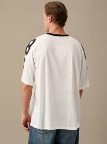 Manfinity VCAY 宽松男式撞色 V 领字母与数字印花 T 恤，返校季 - 白色 - 查看 4