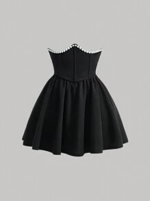SHEIN MOD Váy Mini Cạp Cao Màu Đen Cỡ Lớn Có Trang Trí Chuỗi Ngọc Trai Cho Nữ - màu đen - Xem 1