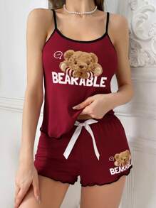 Conjunto de pijama con top tipo camiseta y pantalones cortos con estampado de letra de oso, borde de contraste y volantes