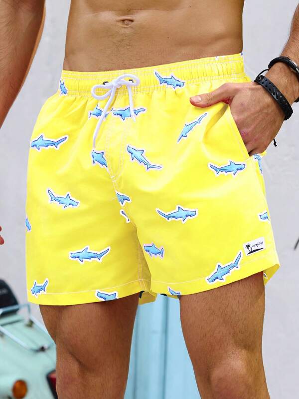 Manfinity Swimmode Pantaloni scurți de plajă cu șnur și imprimeu de rechini pentru bărbați, hawaieni