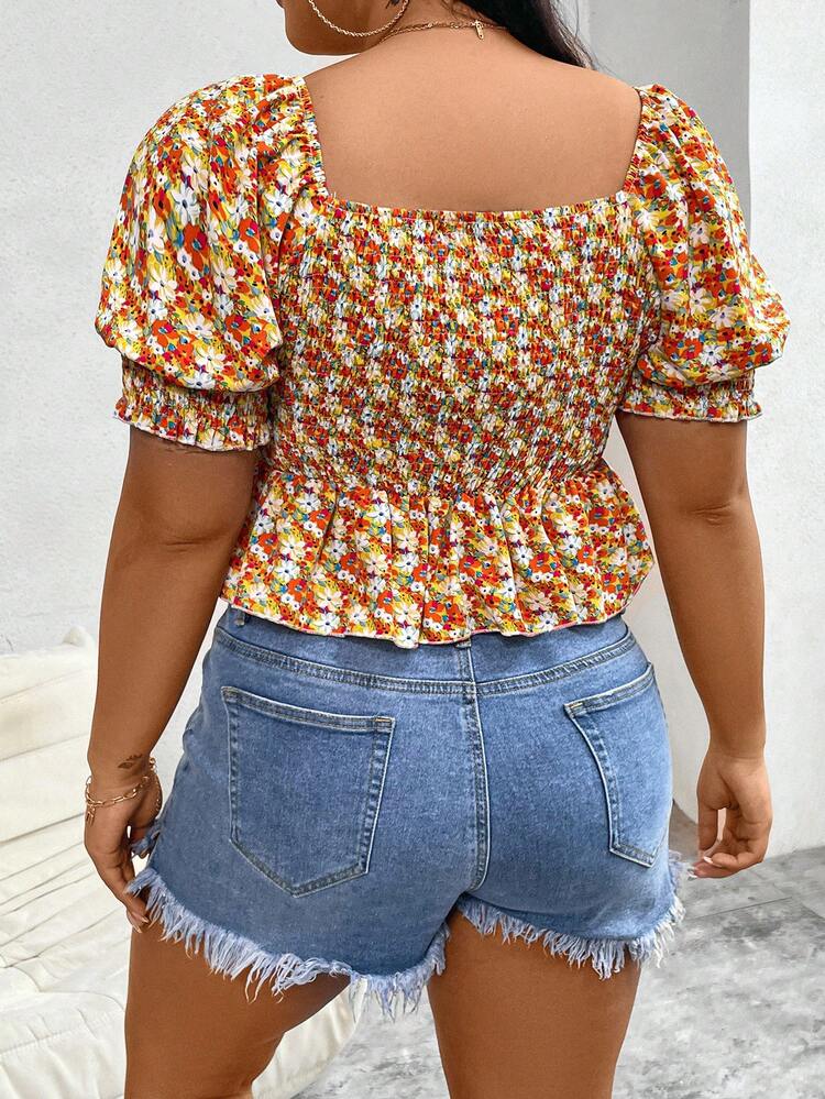 Plus Size Tiny Floral Printed Square Neckline Ruffled Hem Short Sleeve Blouse For Summer Vacation And Casual Wearing