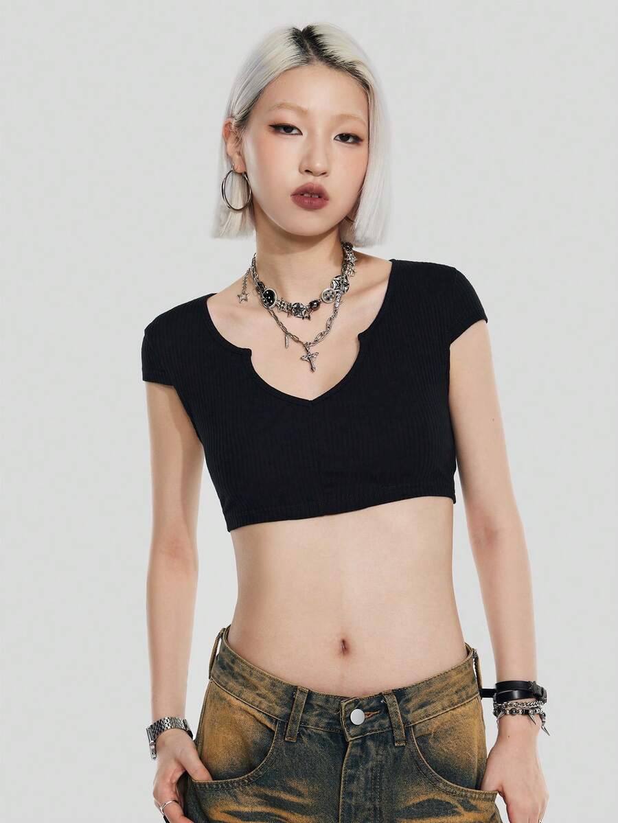 SHEIN Coolane 女式短款剪裁t恤,帶凹口領 - 黑色 - 查看 1